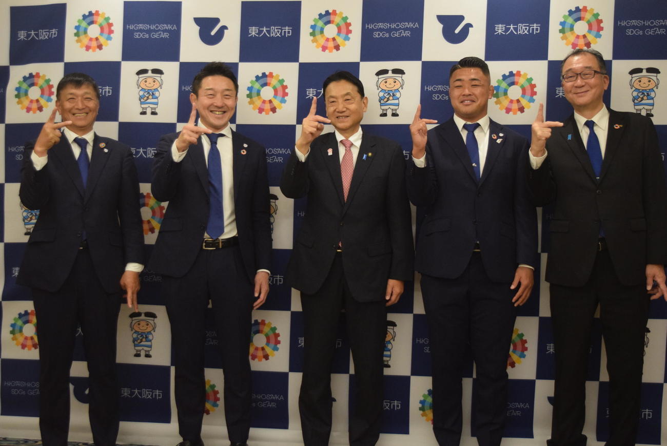 ライナーズポーズを決める左から）向井昭吾ヘッドコーチ、飯泉景弘ゼネラルマネジャー、野田義和・東大阪市長、野中翔平主将、山本吉伸・東大阪副市長（撮影・阪口孝志）