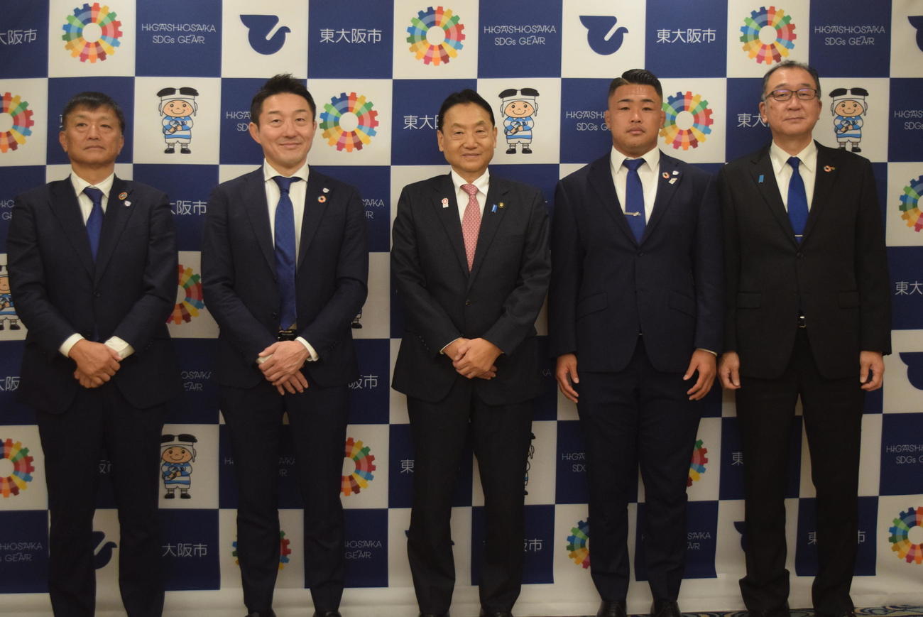 左から）向井昭吾ヘッドコーチ、飯泉景弘ゼネラルマネジャー、野田義和・東大阪市長、野中翔平主将、山本吉伸・東大阪副市長（撮影・阪口孝志）