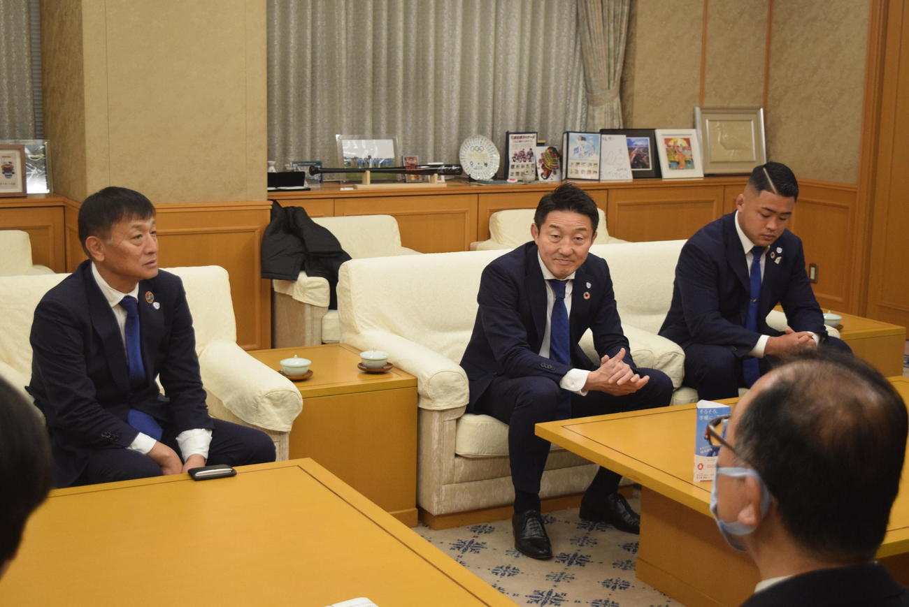東大阪市の野田義和市長を表敬訪問した　左から）向井昭吾、飯泉景弘ゼネラルマネジャー、野中翔平主将（撮影・阪口孝志）