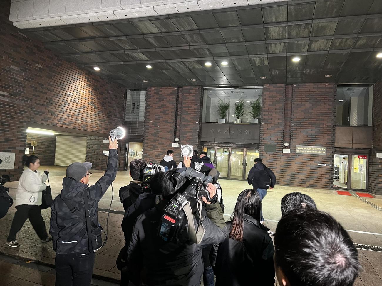 日本大学本部で開かれたアメリカンフットボール部の部員向け説明会に出席するとみられる学生