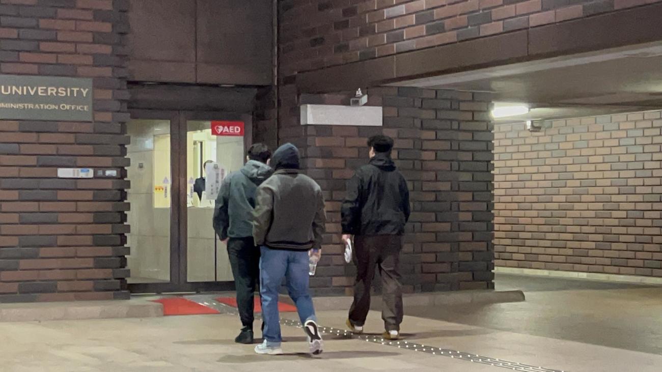 日本大学本部で開かれたアメリカンフットボール部の部員向け説明会に出席するとみられる学生