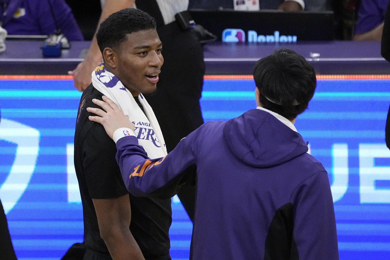 試合後談笑する八村塁とサンズ渡邊雄太（AP）