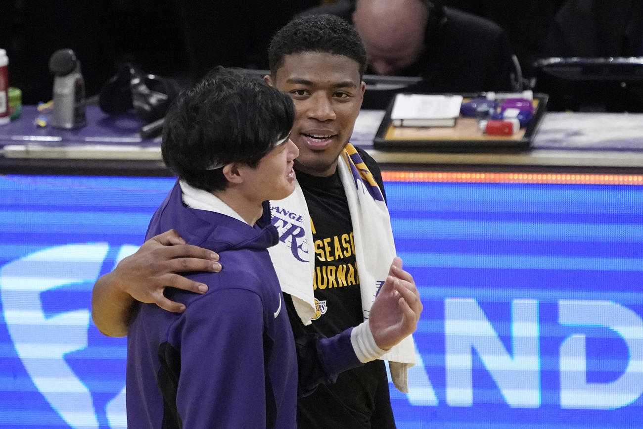 試合後談笑する八村塁とサンズ渡邊雄太（AP）
