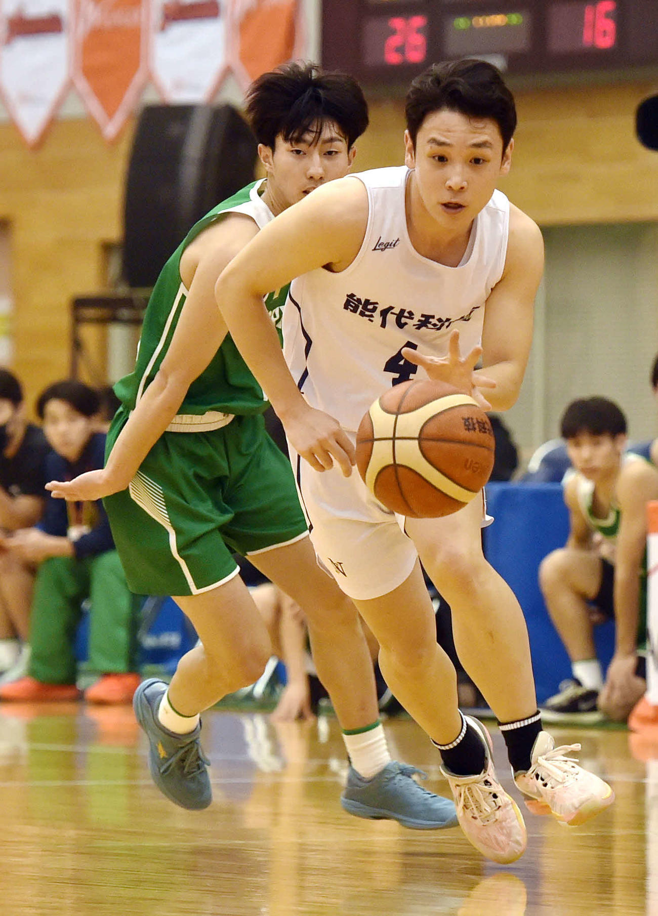2日、一関工戦で軽快な動きを見せる中野（右）