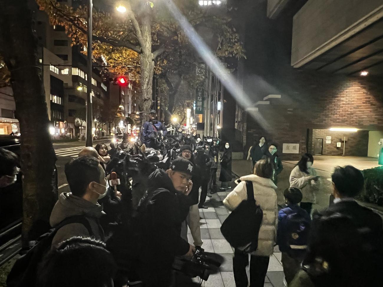 アメリカンフットボール部の部員向け説明会が開かれた日本大学本部に集まる報道陣