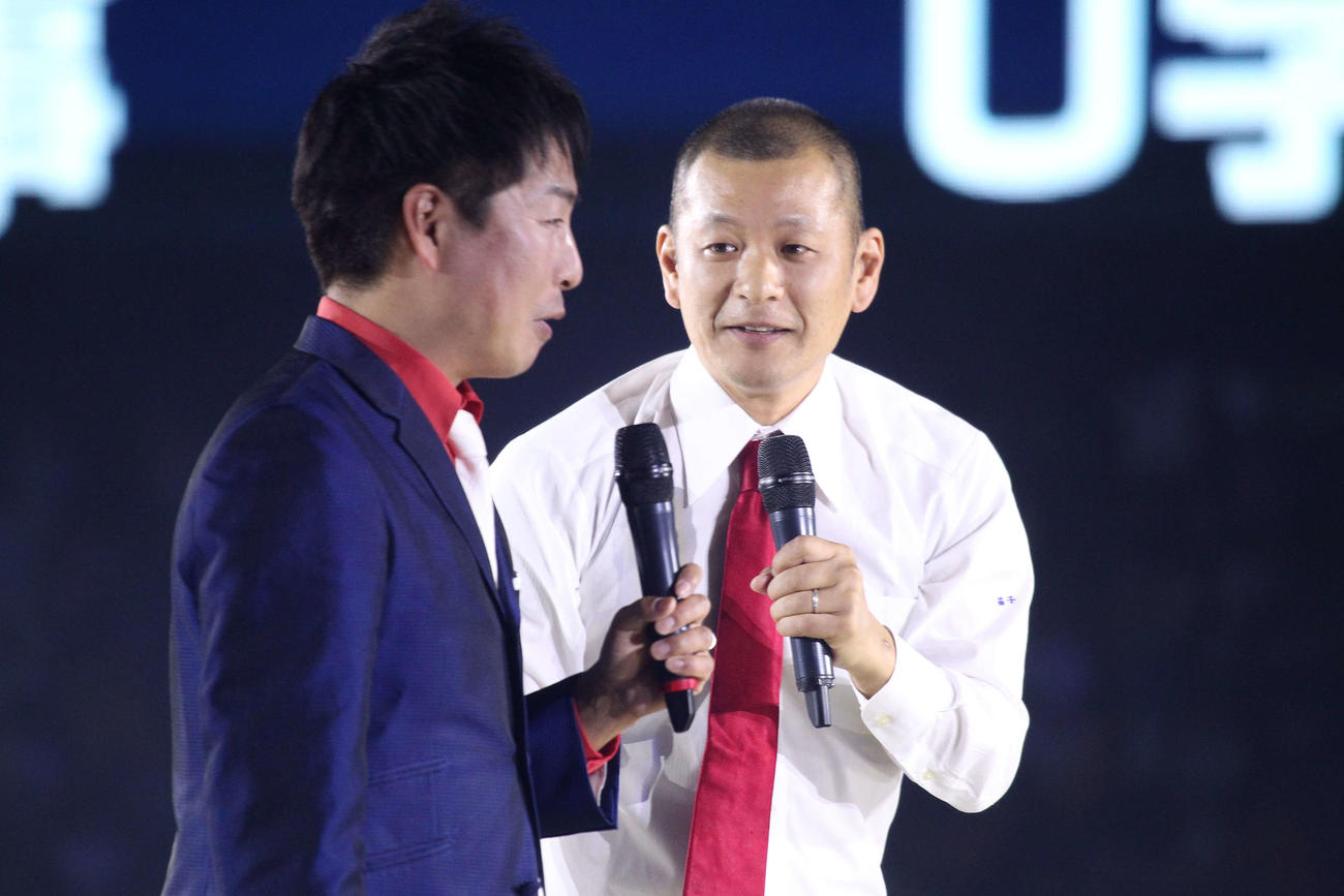 宇都宮対秋田　ハーフタイムショーに登場したU字工事は軽快なトークで場内を沸かせる（撮影・沢田啓太郎）