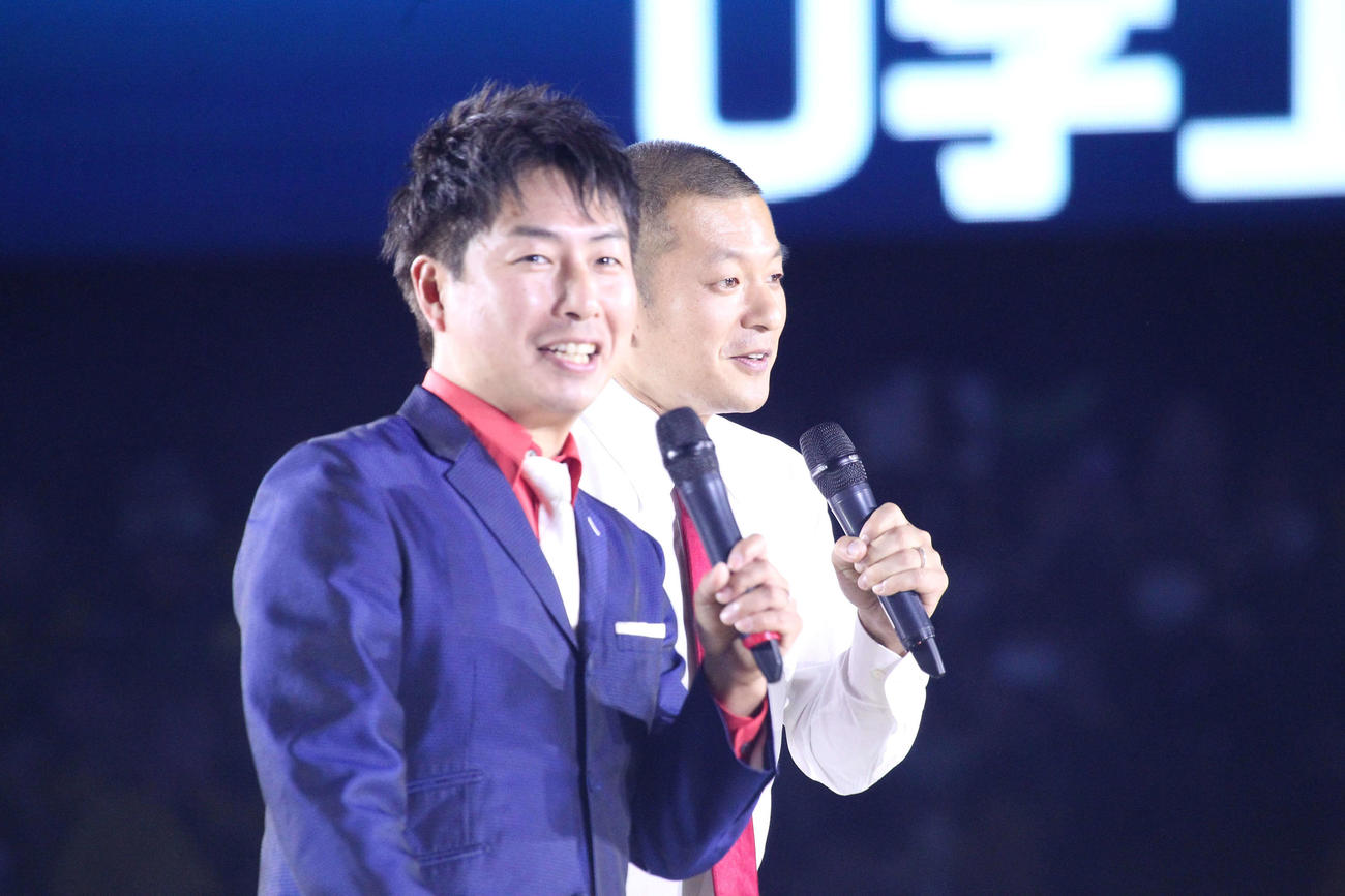 宇都宮対秋田　地元栃木でのゲームのハーフタイムショーに登場したU字工事（撮影・沢田啓太郎）