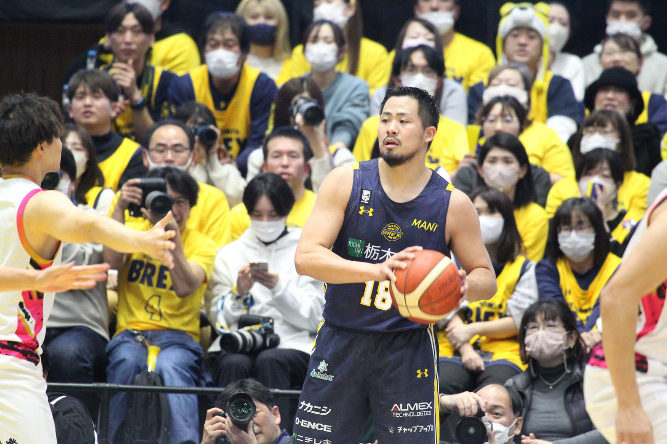 宇都宮対秋田　パスの相手を探す宇都宮・鵤誠司（撮影・沢田啓太郎）