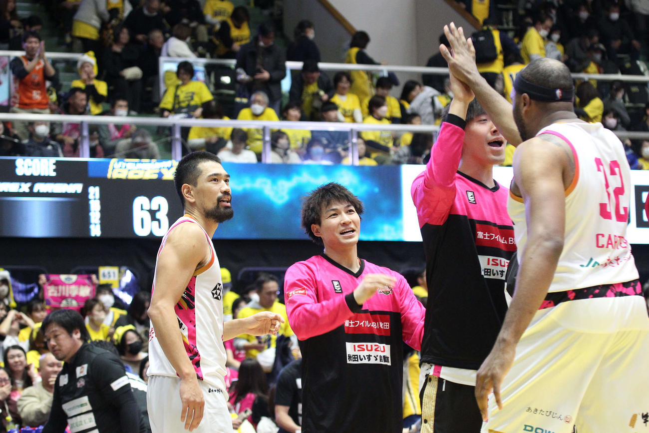 宇都宮対秋田　敵地で接戦を制し、今季初の3連勝を飾って喜ぶ秋田の選手（撮影・沢田啓太郎）
