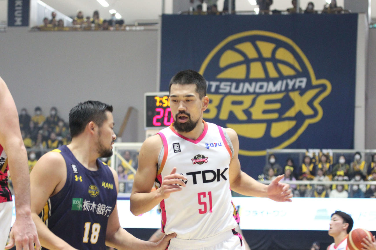 宇都宮対秋田　古巣のブレックス相手に渋い働きを見せた秋田の古川孝敏。左は宇都宮鵤誠司（撮影・沢田啓太郎）