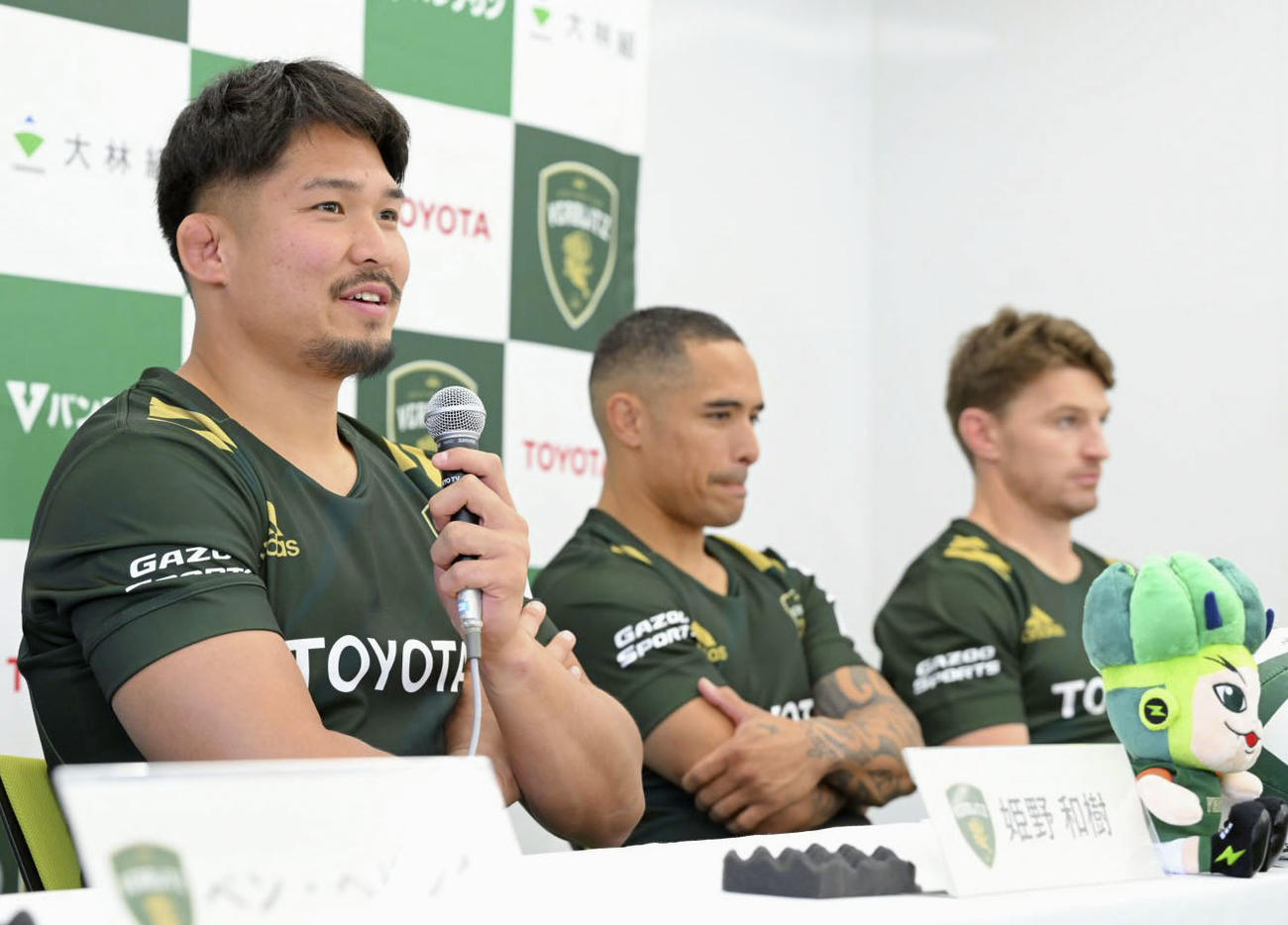 ラグビーのリーグワン初戦のBR東京戦に向け、記者会見するトヨタの（左から）姫野、スミス、バレット（共同）
