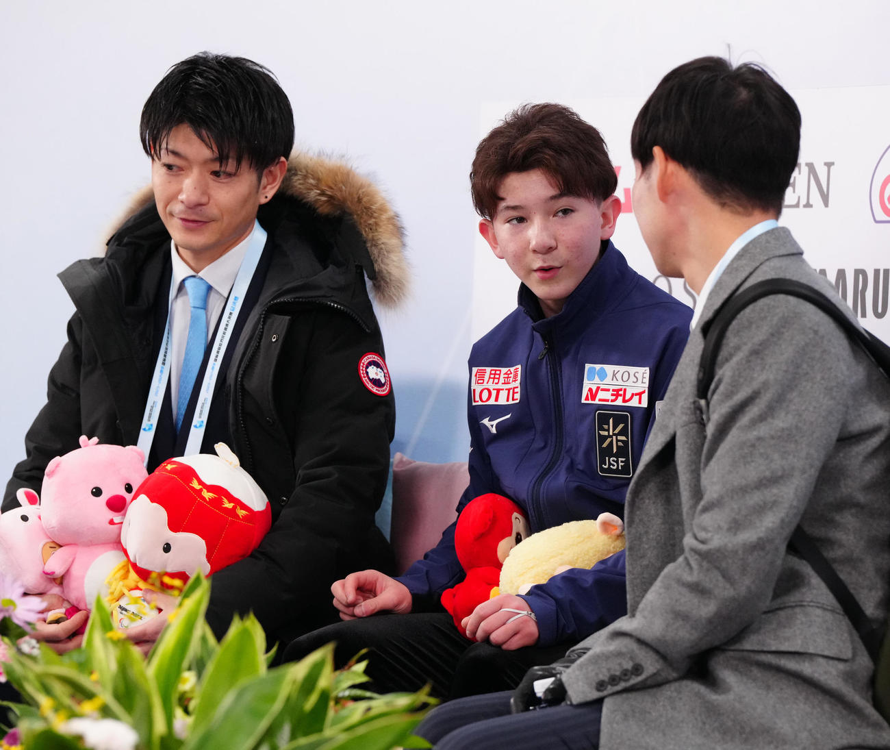 SPの演技後、得点を待つジュニア男子の中田（中央）。左は父誠人コーチ、右は中庭コーチ（撮影・江口和貴）