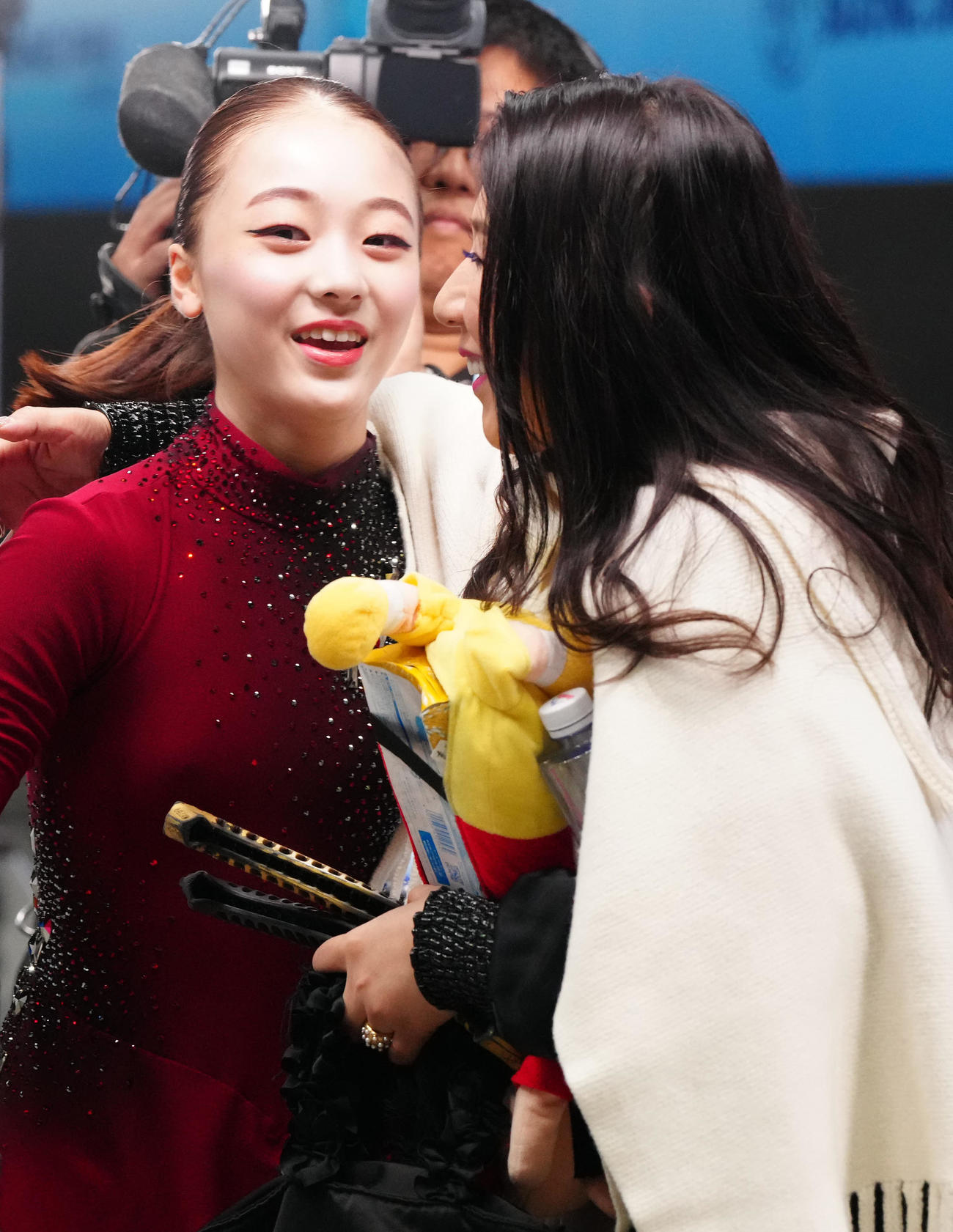 ジュニア女子SPの演技を終え、樋口コーチ（右）に迎えられる上薗（撮影・江口和貴）
