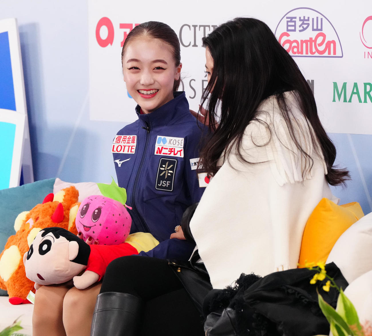 ジュニア女子SPの演技を終え、キス・アンド・クライで笑顔を見せる上薗（左）。右は樋口コーチ（撮影・江口和貴）
