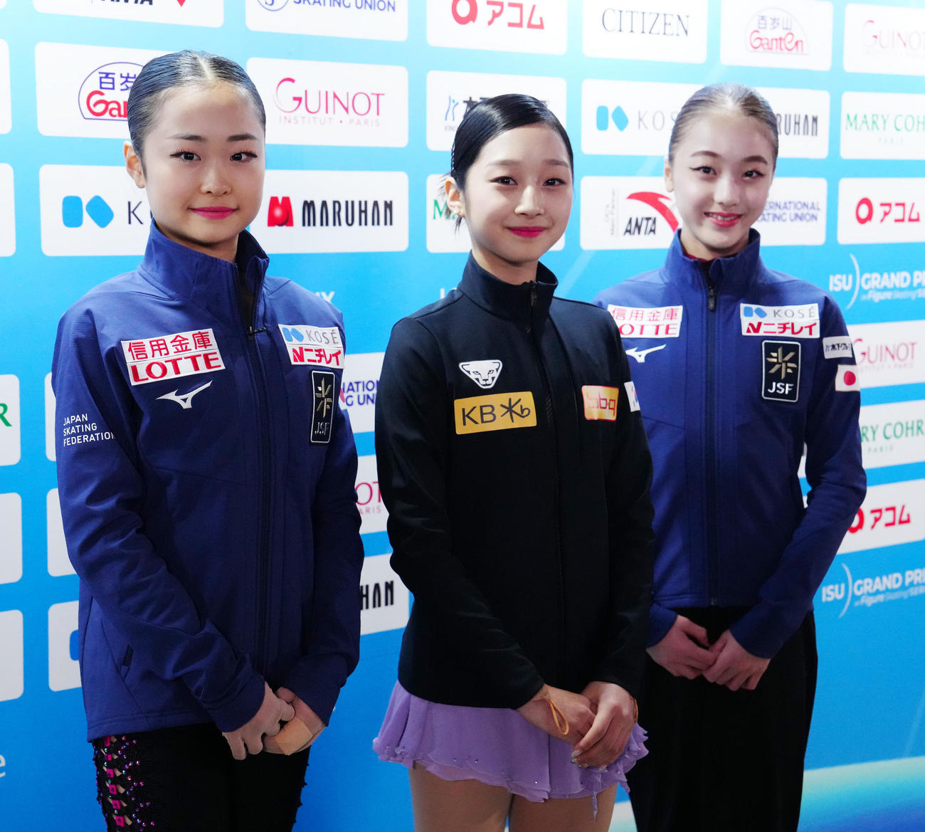 ジュニア女子SPで首位のシン・ジア（中央）。左は2位の島田、右は3位の上薗（撮影・江口和貴）