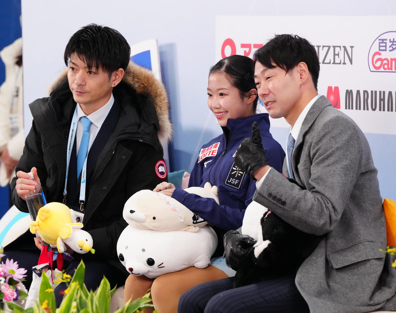 ジュニア女子SPの演技を終え、キス・アンド・クライで得点を待つ中井（中央）。右は中庭コーチ、左は中田コーチ（撮影・江口和貴）