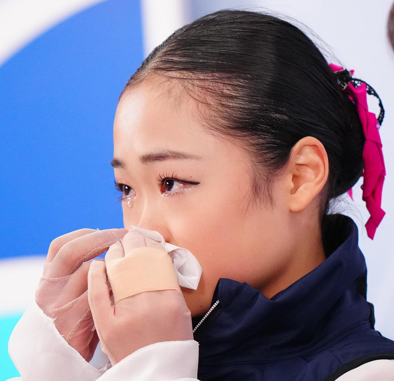 SPの演技後、キス・アンド・クライで涙を流すジュニア女子の島田（撮影・江口和貴）