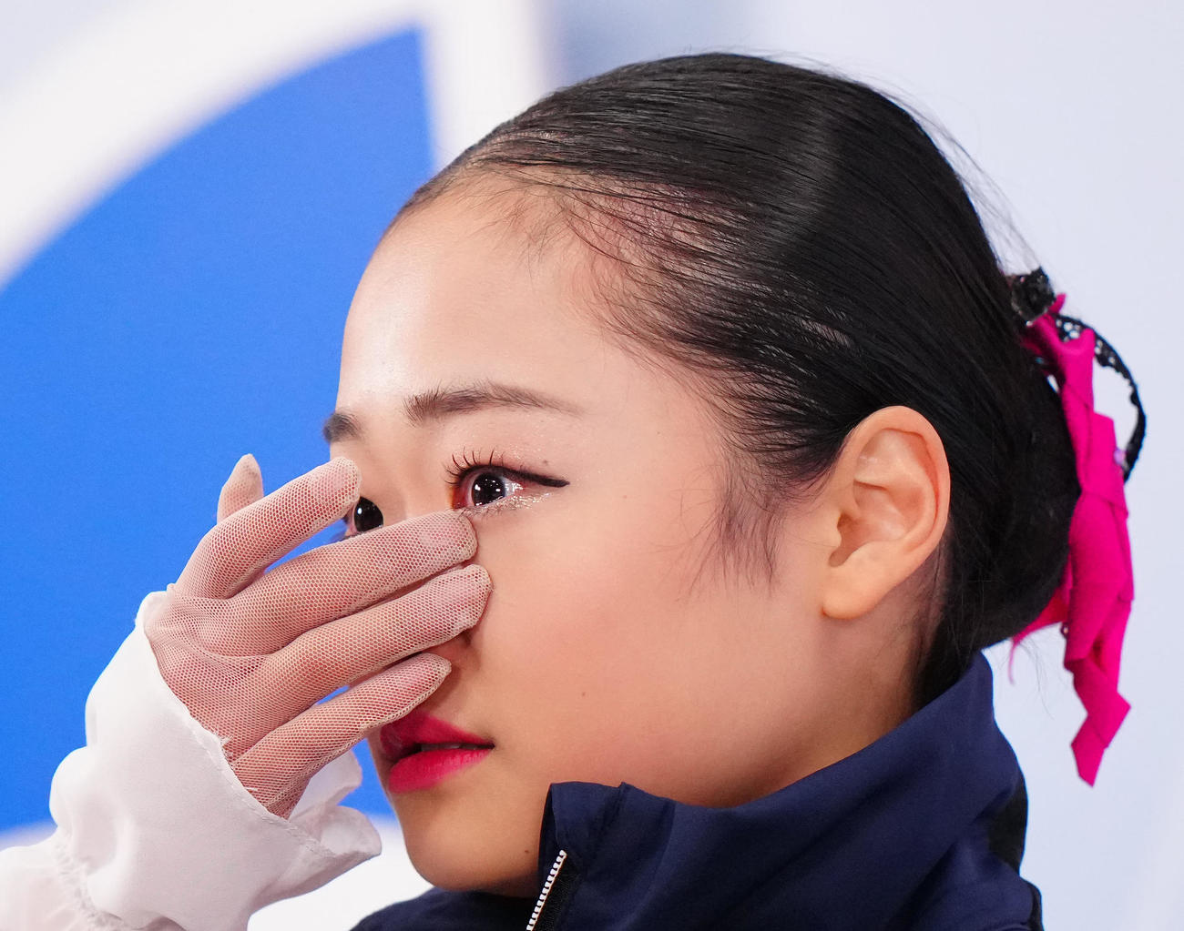 SPの演技後、キス・アンド・クライで涙をぬぐうジュニア女子の島田（撮影・江口和貴）