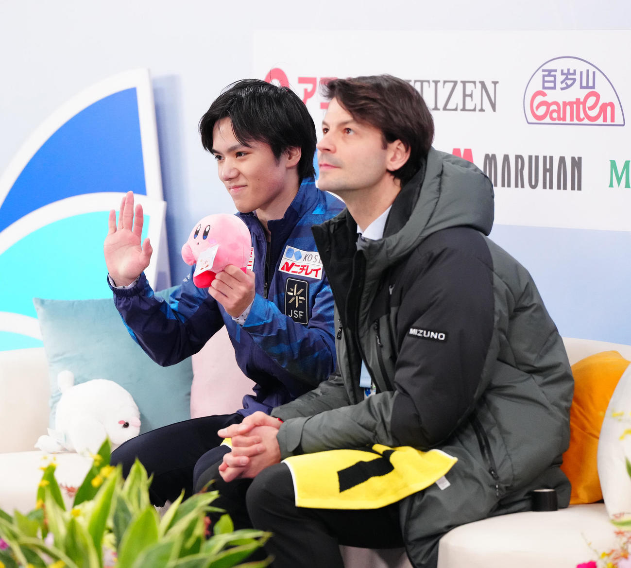 男子SPの演技後、キス・アンド・クライで手を振る宇野（左）。右はランビエル・コーチ（撮影・江口和貴）