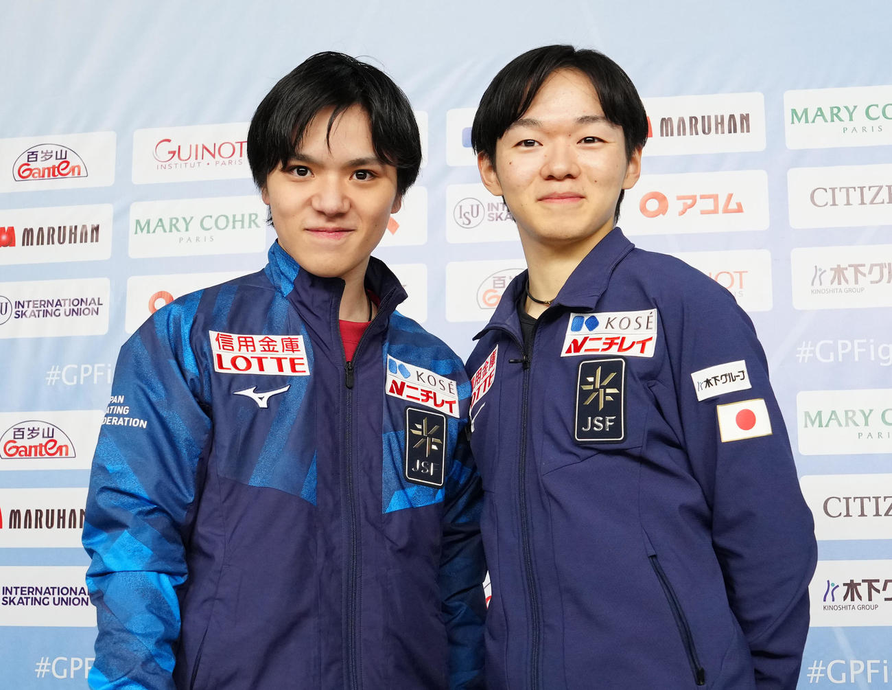 男子SPの演技後、写真に納まる2位の宇野（左）と3位の鍵山（撮影・江口和貴）