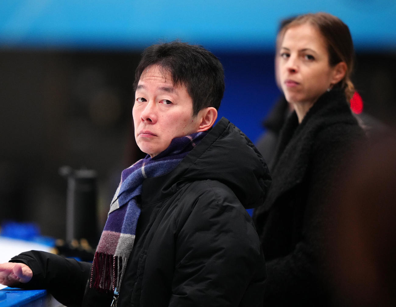 公式練習に臨む鍵山を見つめる父正和コーチ。右はコストナー・コーチ（撮影・江口和貴）