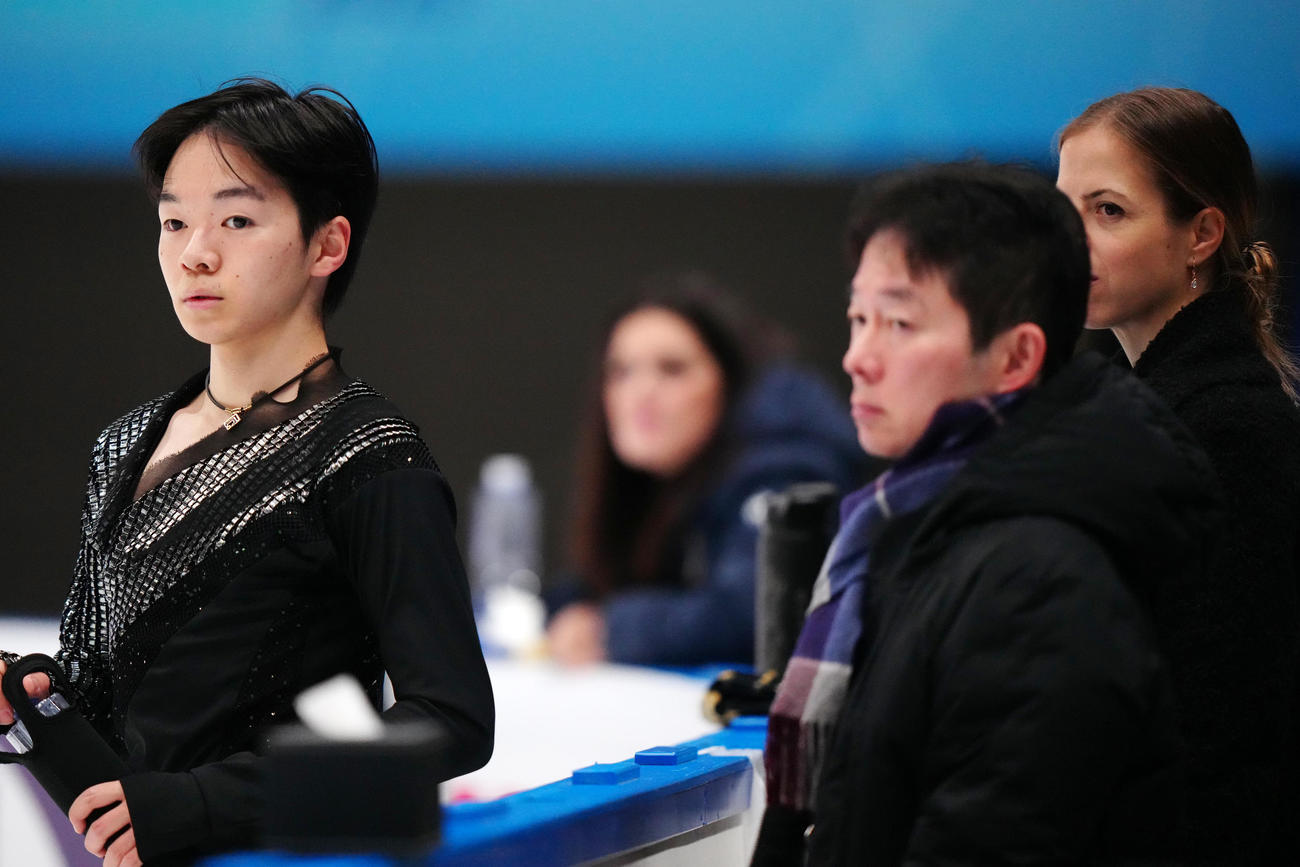 公式練習に臨む鍵山。中央は父正和コーチ、右はコストナー・コーチ（撮影・江口和貴）