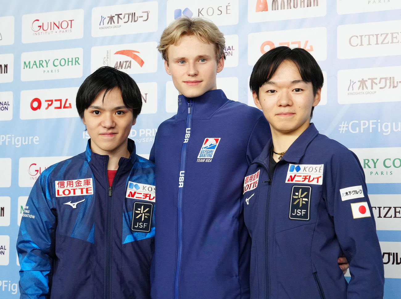 男子SPの演技後、写真に納まる、左から2位の宇野、1位のマリニン、3位の鍵山