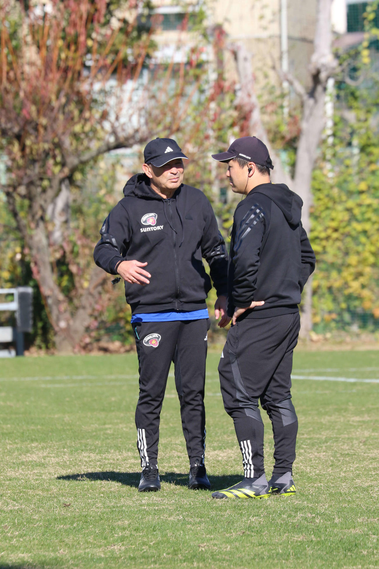6日に東京SGの練習でジョーンズ氏（左）は15年W杯では選手だった小野晃征コーチを話す