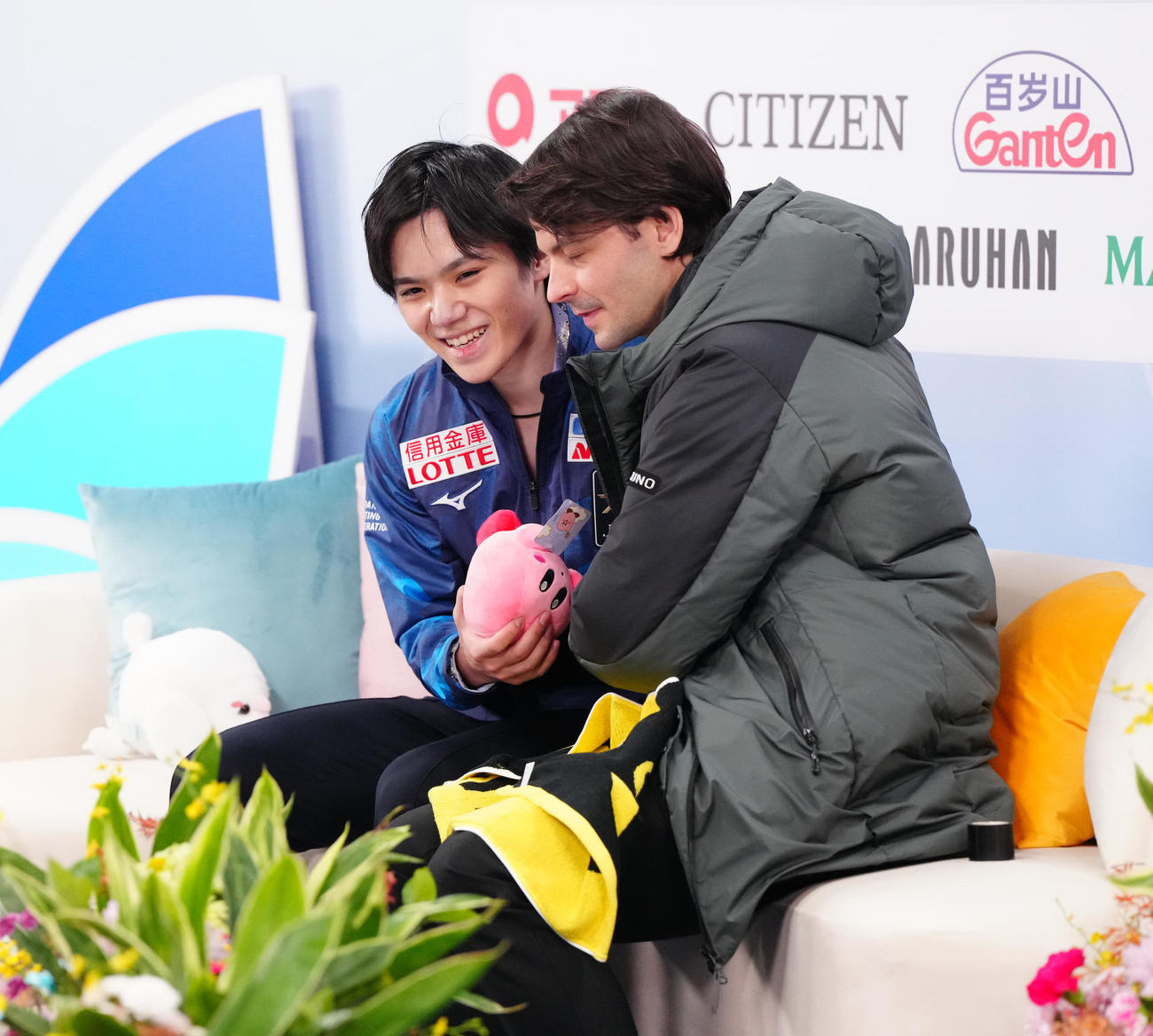 男子SPの演技後、キス・アンド・クライで笑顔を見せる宇野（左）。右はランビエル・コーチ