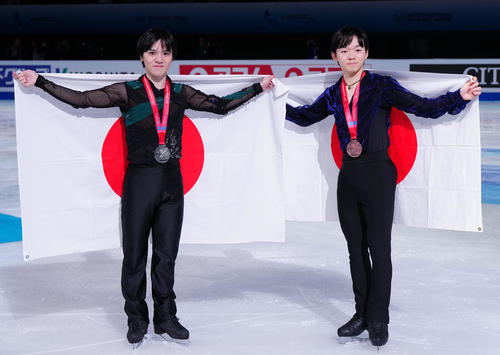 男子表彰式後、写真に納まる2位の宇野（左）と3位の鍵山（撮影・江口和貴）
