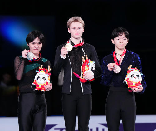 男子表彰式で優勝したマリニン（中央）と写真に納まる2位の宇野（左）と3位の鍵山（撮影・江口和貴）