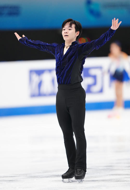 男子フリーの演技を終え、あいさつする鍵山（撮影・江口和貴）