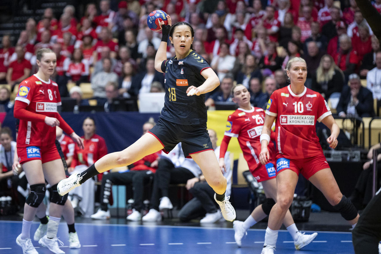 ハンドボール世界選手権　日本対デンマーク　シュートを放つ松本（AP）