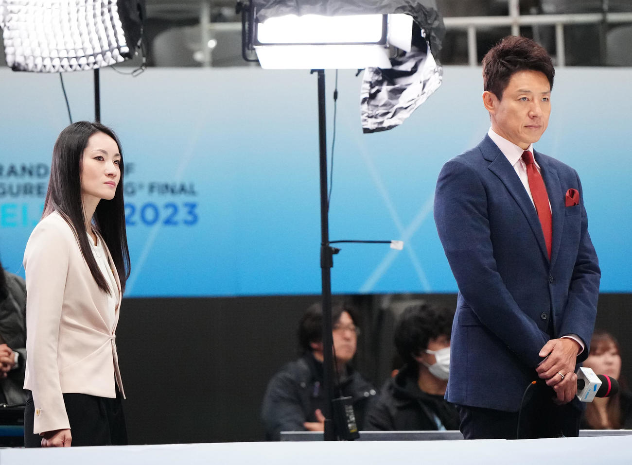 フィギュアスケートGPファイナル　女子の公式練習を見つめる荒川氏（左）と松岡氏（撮影・江口和貴）