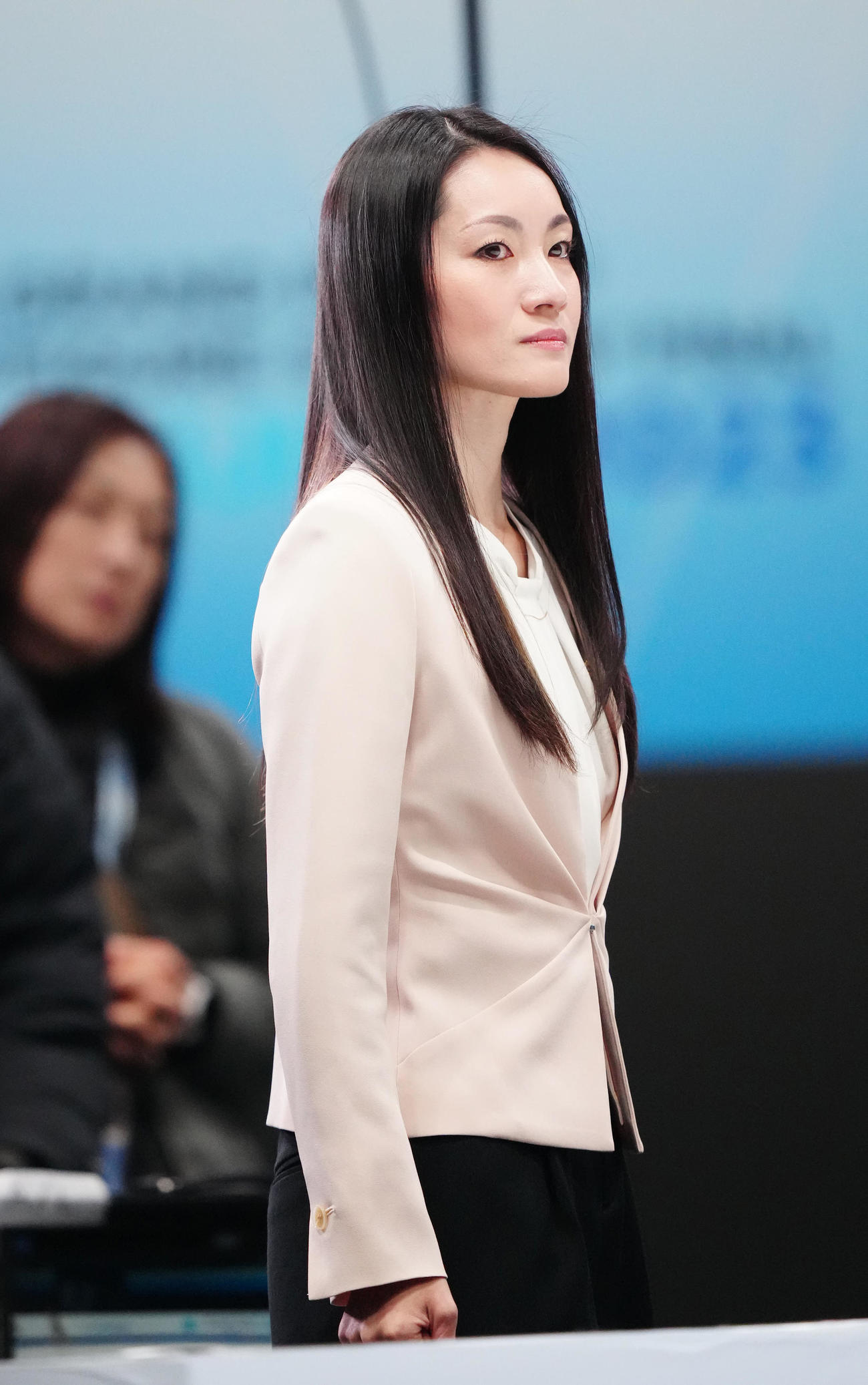 女子の公式練習を見つめる荒川氏（撮影・江口和貴）