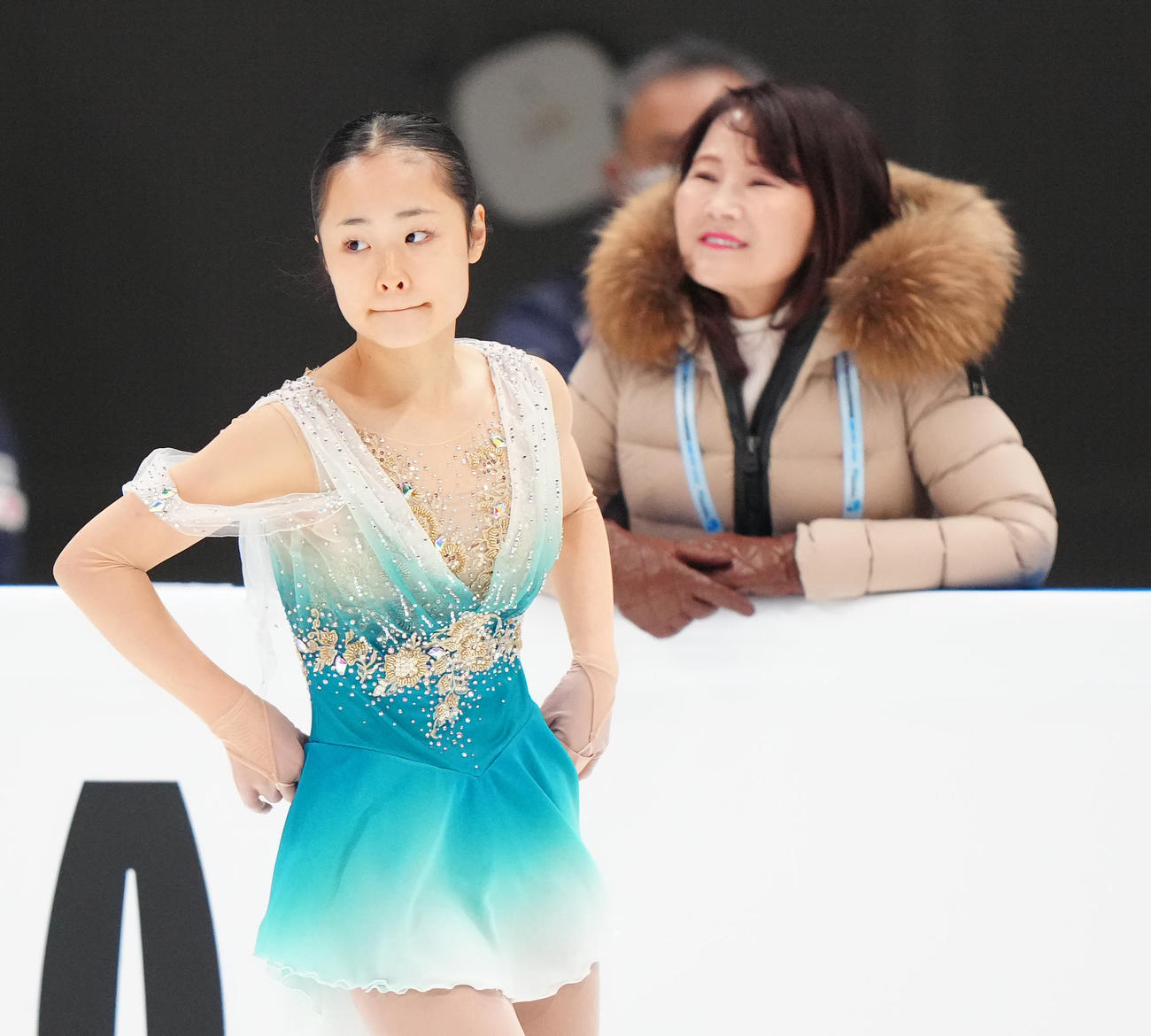 公式練習に臨むジュニア女子の島田（左）。右は浜田コーチ（撮影・江口和貴）