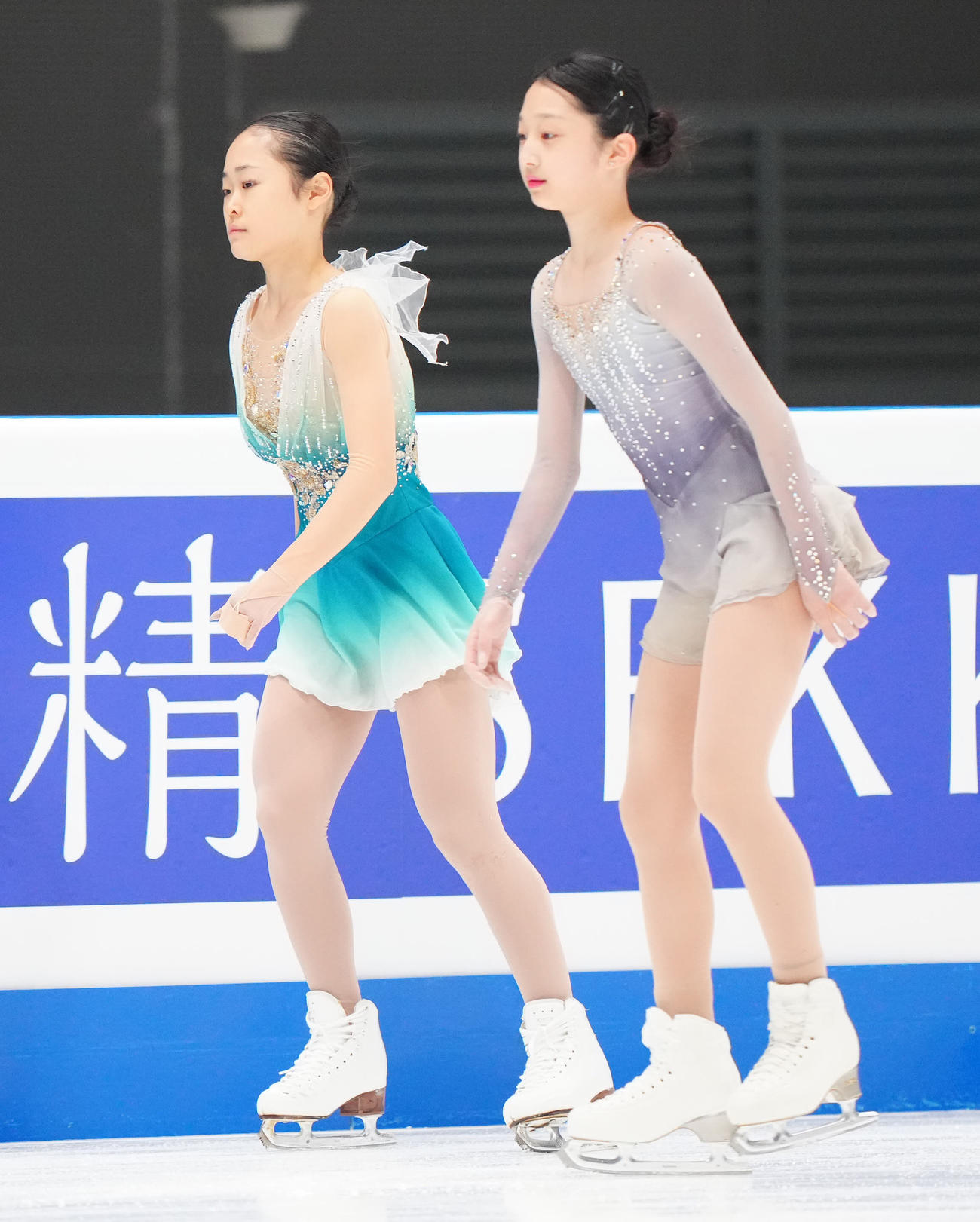 公式練習に臨むジュニア女子の島田麻央（左）とシン・ジア（撮影・江口和貴）