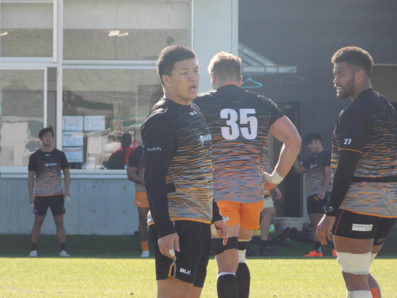 東京SG戦2日前の練習で仲間に声をかける東京ベイ主将のCTB立川理道（左から2人目）（撮影・松本航）