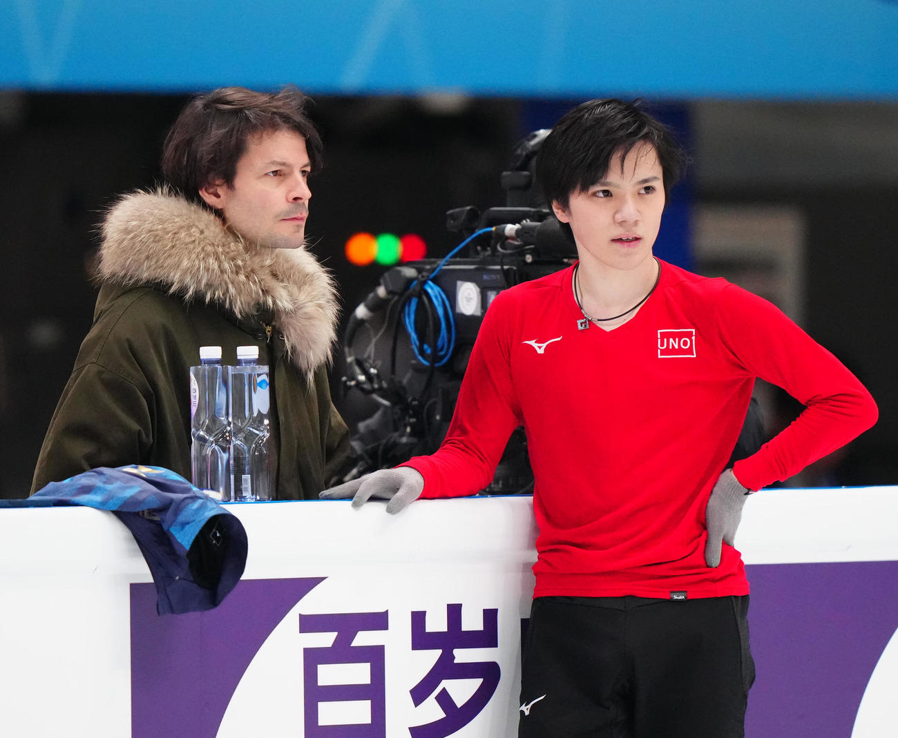 公式練習中、ランビエル・コーチ（左）と言葉を交わす宇野（撮影・江口和貴）