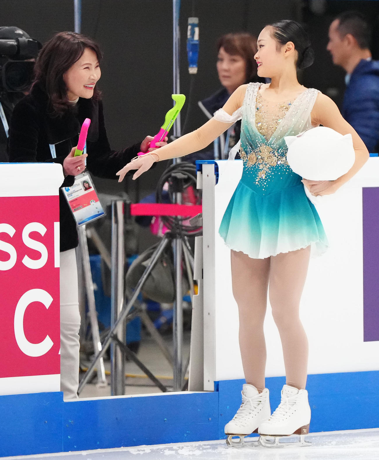ジュニア女子フリーの演技を終え、浜田コーチ（左）から迎えられる島田（撮影・江口和貴）