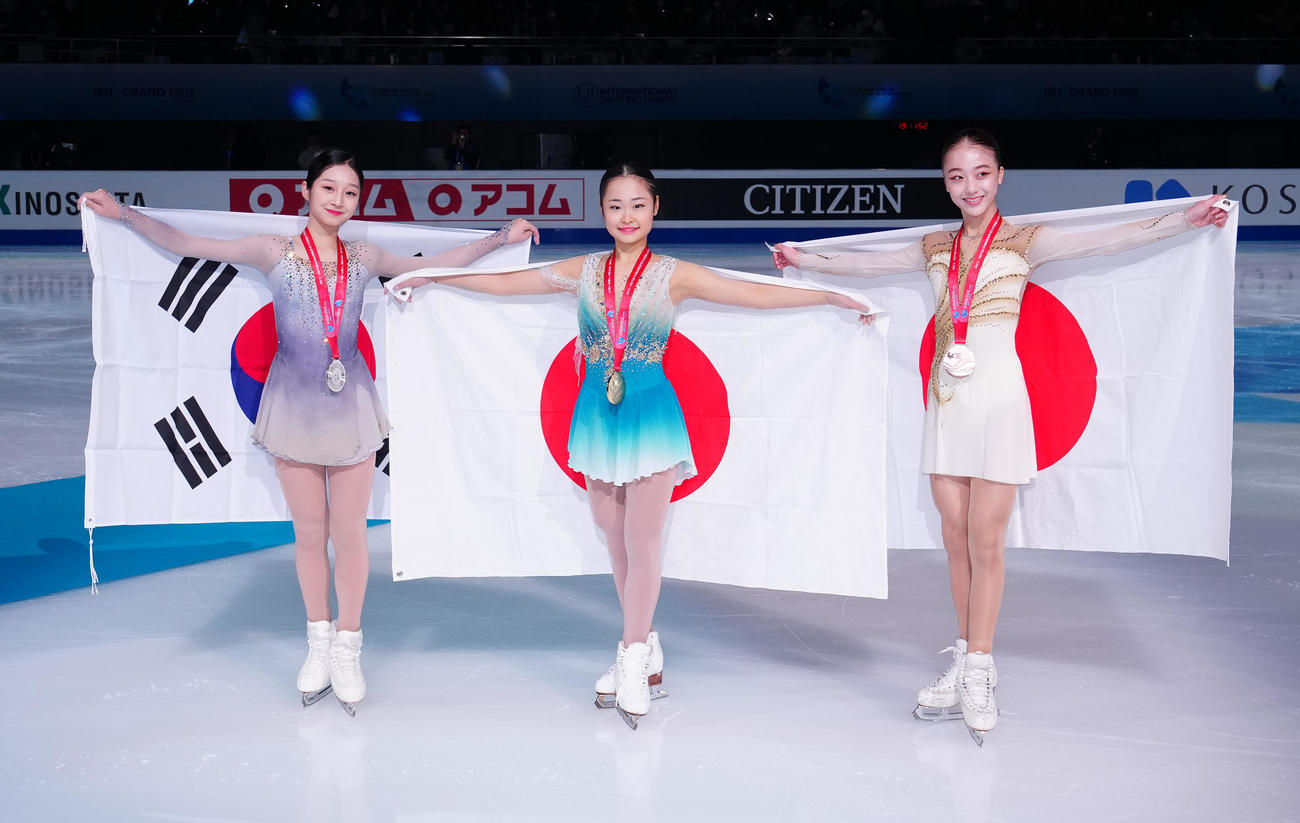 ジュニア女子で優勝した島田（中央）。左は2位のシン・ジア、右は3位の上薗（撮影・江口和貴）