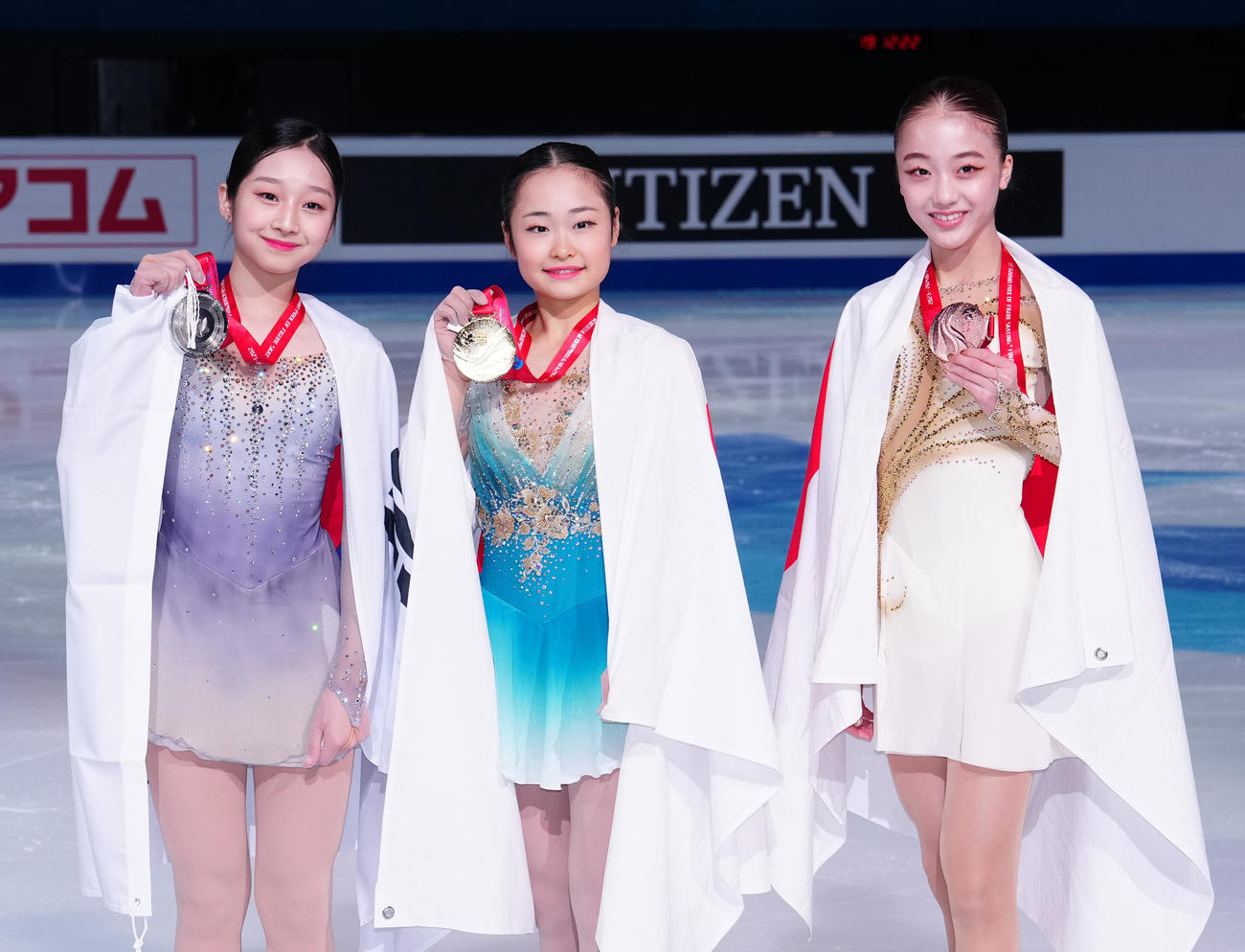 ジュニア女子で優勝した島田（中央）。左は2位のシン・ジア、右は3位の上薗（撮影・江口和貴）