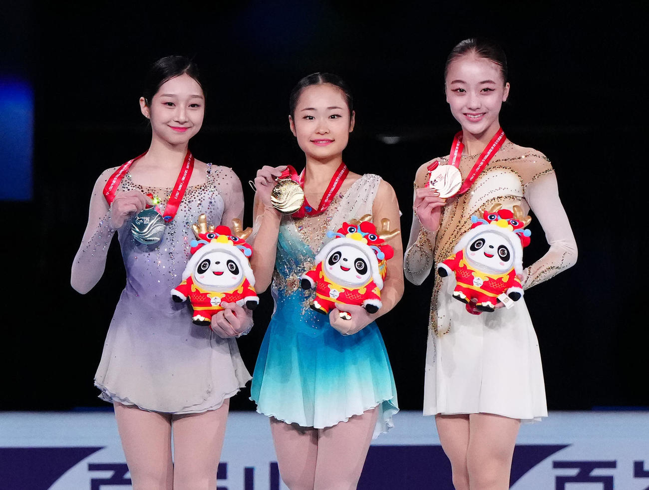 ジュニア女子で優勝した島田（中央）。左は2位のシン・ジア、右は3位の上薗（撮影・江口和貴）