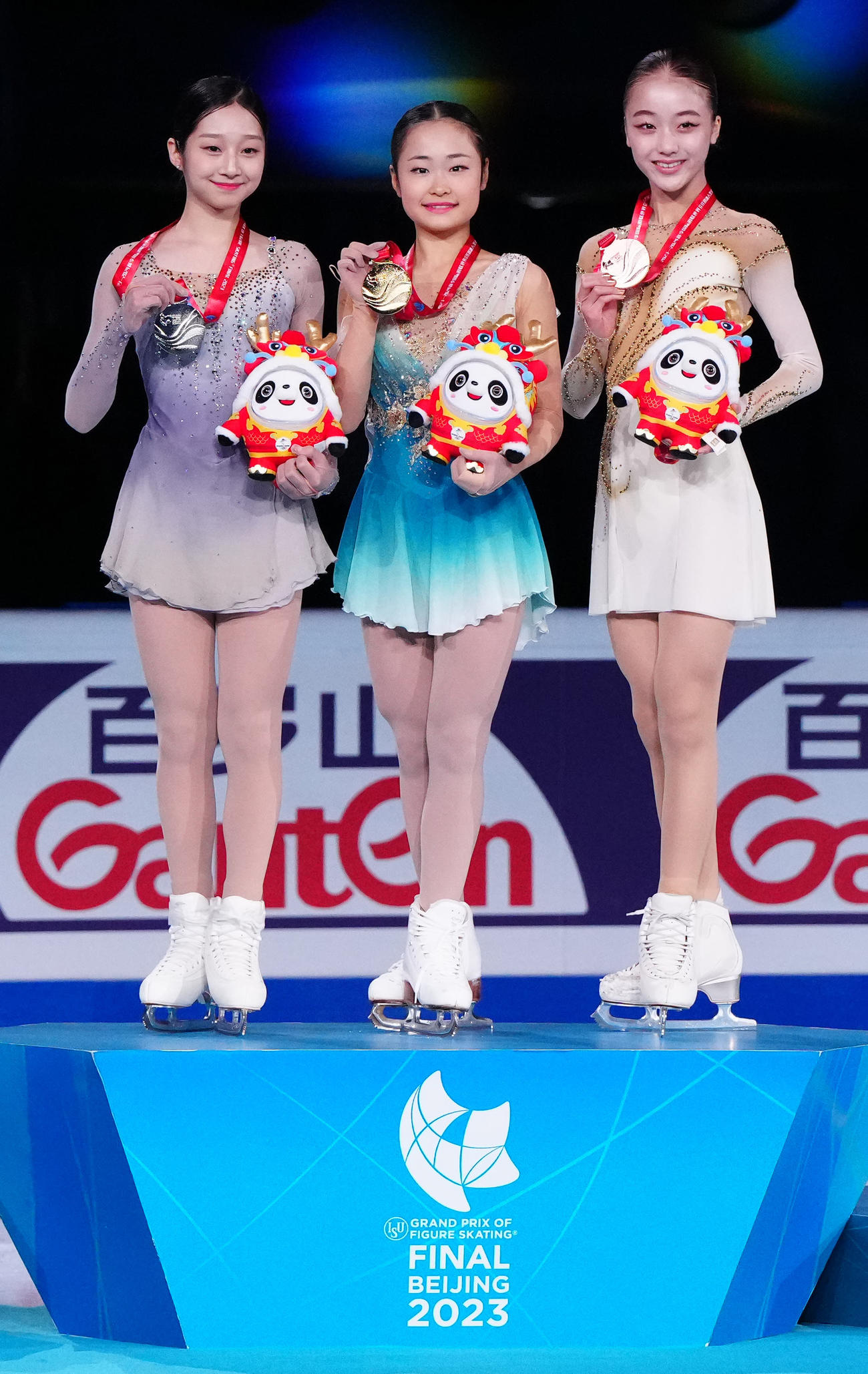 ジュニア女子で優勝した島田（中央）。左は2位のシン・ジア、右は3位の上薗（撮影・江口和貴）