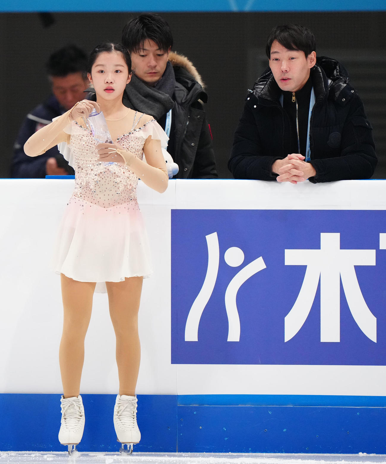 公式練習に臨むジュニア女子の中井。後方右は中庭コーチ、同左は中田コーチ（撮影・江口和貴）