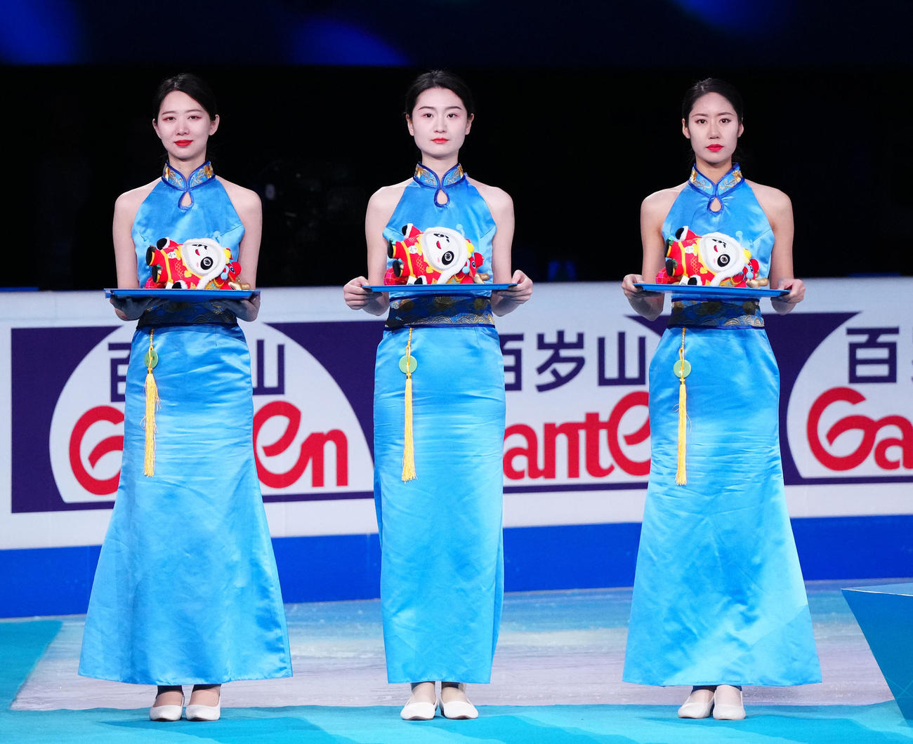 ジュニア女子の表彰式でマスコットのビンドゥンドゥンを持つ女性たち（撮影・江口和貴）