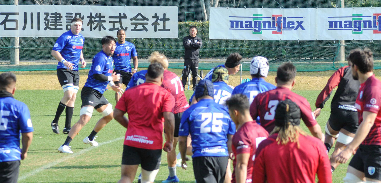 選手らの動きを確認する静岡ブルーレヴズの藤井監督（中央奥）