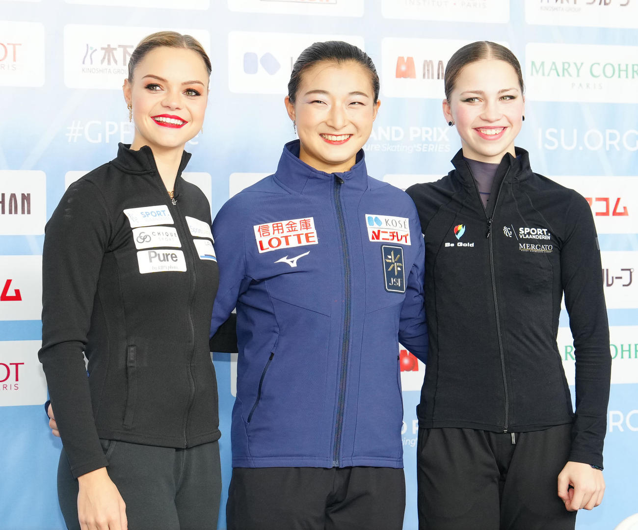 女子SPの演技後、写真に納まる1位の坂本（中央）ら。左は2位のヘンドリックス、右は3位のピンザローネ
