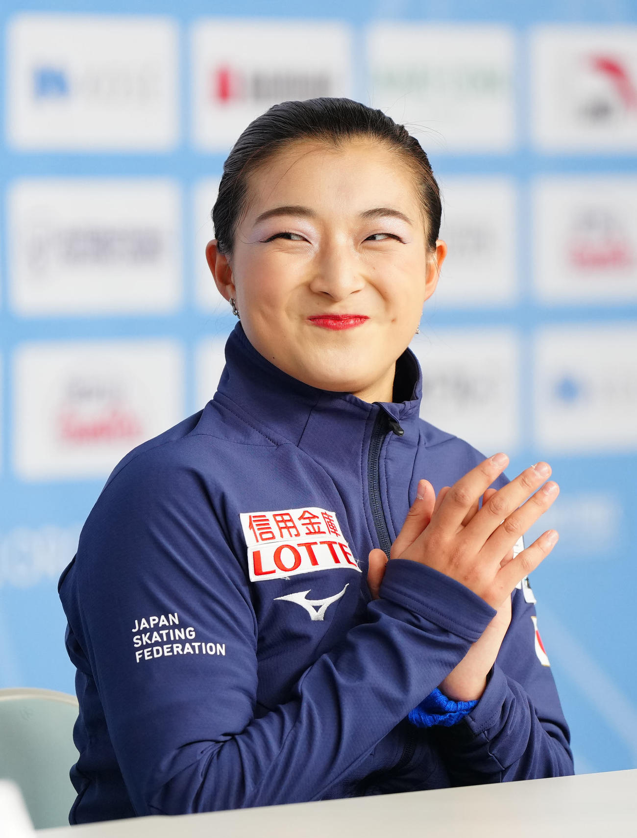女子SPの演技後、会見に臨み笑顔を見せる坂本（撮影・江口和貴）