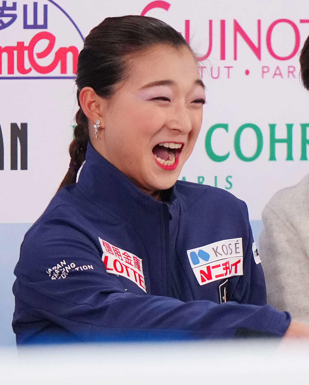女子SPの演技後、キス・アンド・クライで笑顔を見せる坂本（撮影・江口和貴）